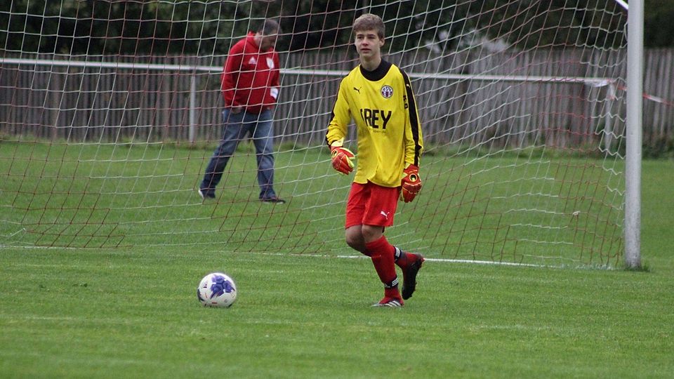 Nach der roten Karte gegen ASV-Keeper Herrnberger musste Feldspieler Bastian Irrgang als „Ersatztorhüter“ ins Tor. 