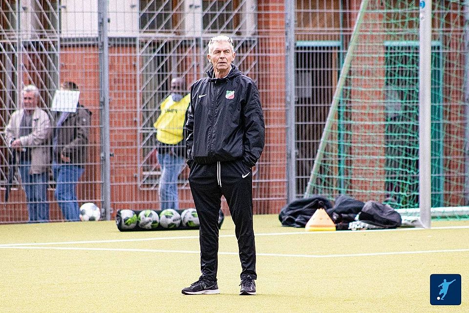 Dietmar Demuth bleibt Cheftrainer beim CFC Hertha 06.