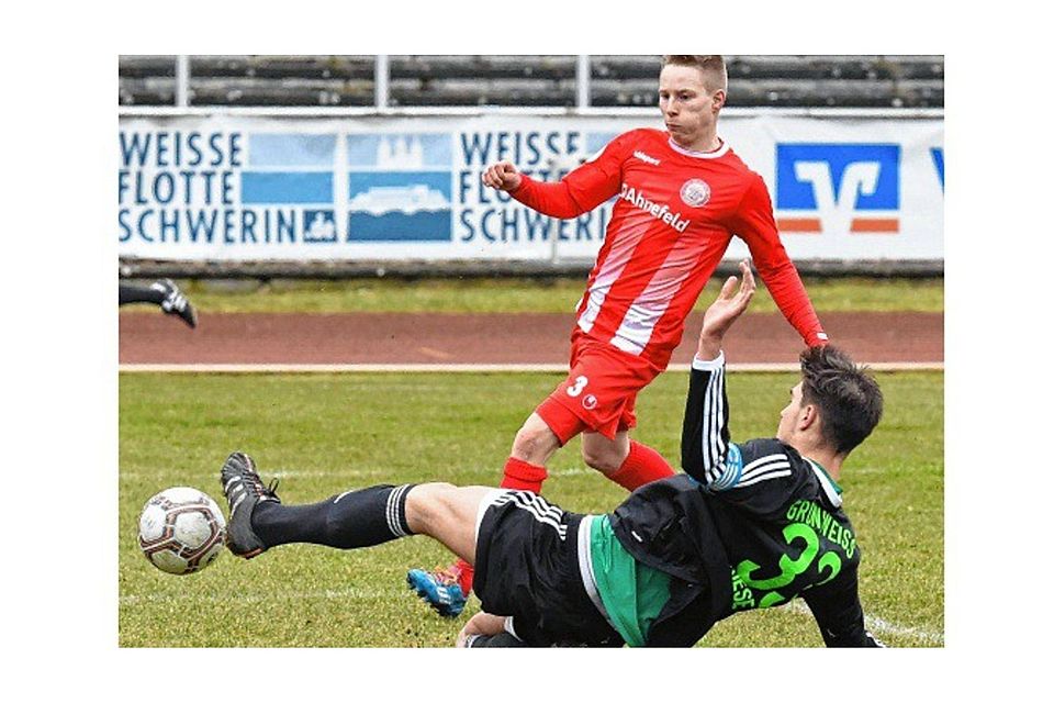 Notgedrungen half FCM-Verteidiger Tim Schmal (in rot) gegen Brieselang im rechten Mittelfeld aus und traf prompt zum zwischenzeitlichen 2:0. Auch auf ihn wird es gegen Hertha Zehlendorf wieder ankommen.  Dietmar Albrecht