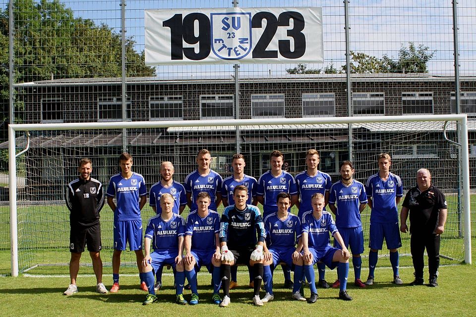 Im Bild: Die Mannschaft des SV Etteln mit Trainer Sven Krause (l.) im Vorfeld des Testspiels gegen RW Alfen.