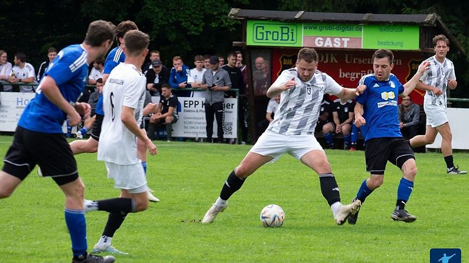 Durch einen "Lucky Punch" in der Nachspielzeit gewann die DJK Ursensollen (in Weiß) ihr erstes Saisonheimspiel gegen einen unangenehmen FC Edelsfeld (in Blau-Schwarz).