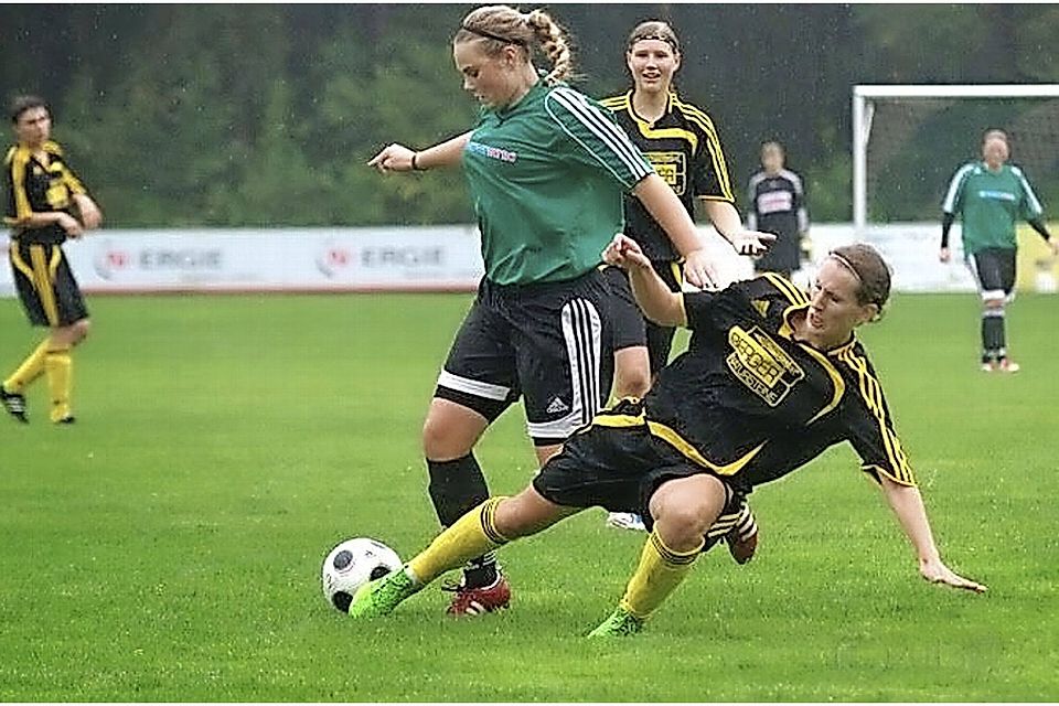 Wenig Mühe mit den Gästen aus Obereichstätt hatten die Fußballerinnen des SV Leerstetten (in Grün) in der ersten Runde des Verbandspokals. F: oh