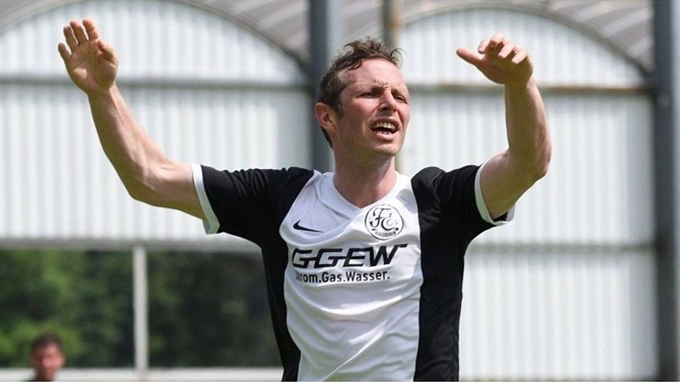 Daniel Nischwitz (FC 07 II, oben) hält viel von Fairness, Dennis Steinhauser (SG Einhausen) drei Elfmeter in einem Spiel. 	Fotos:  Lotz,  Gutschalk