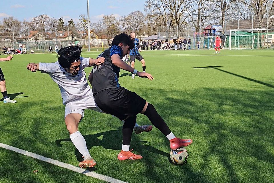 Die Oberhand behielt der FC Neuhadern (hier Emirhan Yilmaz am Ball) auch im intensiv geführten Spiel gegen den TSV Neuried.