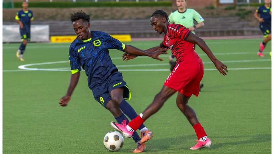 Der SV Unter-Flockenbach (rechts Ellington Fuller gegen Hummetroths Isaak Somow) holte gegen den KSV Baunatal den vierten Sieg im fünften Spiel.
