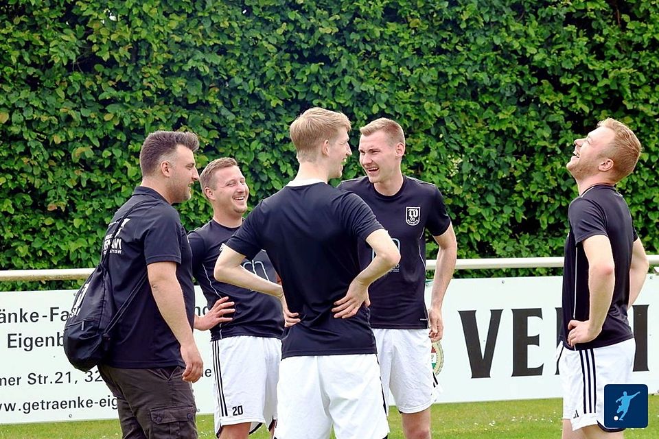 Ausgezeichnete Stimmung bei Trainer Andreas Ackermann und seinen Spielern. Ausgezeichnete Stimmung bei Trainer Andreas Ackermann und seinen Spielern.