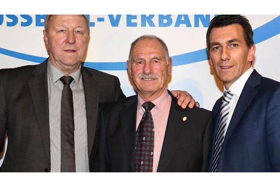 Zwei Steppacher und ein Europameister: Ex-Nationalspieler Horst Hrubesch (links) und der aus Steppach stammende BFV-Geschäftsführer Jürgen Igelspacher (rechts) gratulierten Schiedsrichter Artur Alt zu dessen Auszeichnung.   F.: PM