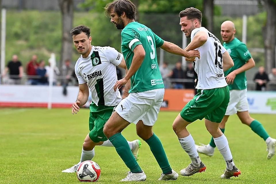 Neben dem aufwendigen Bayernliga-Fußball ist der Familienvater auch F-Jugend-Trainer in Neudrossenfeld. Neben dem aufwendigen Bayernliga-Fußball ist der Familienvater auch F-Jugend-Trainer in Neudrossenfeld.