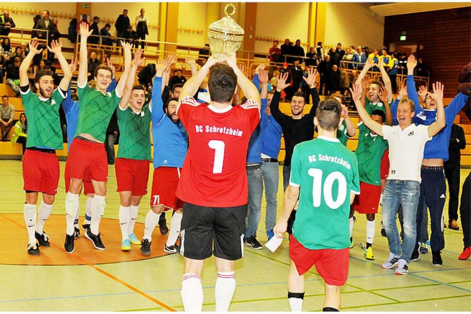 So schön freute sich der BC Schretzheim vor Jahresfrist über den Gewinn des 33. Raiffeisencups. Es war die erste Hallenfußball-Kreismeisterschaft, die nach Futsal-Regeln ausgetragen wurde.		F.: Walter Brugger