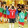 So schön freute sich der BC Schretzheim vor Jahresfrist über den Gewinn des 33. Raiffeisencups. Es war die erste Hallenfußball-Kreismeisterschaft, die nach Futsal-Regeln ausgetragen wurde.		F.: Walter Brugger