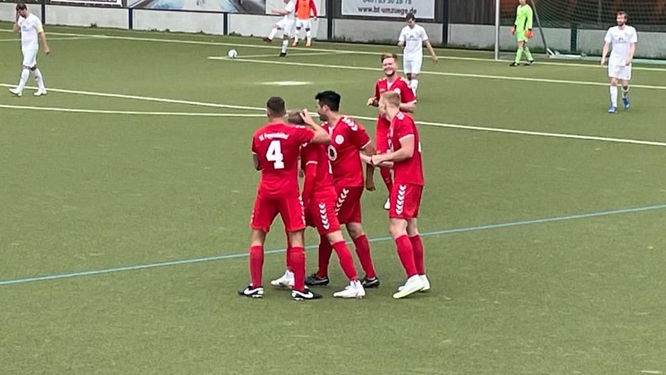 Das Team des SC Poppenbüttel bejubelt ein Tor.