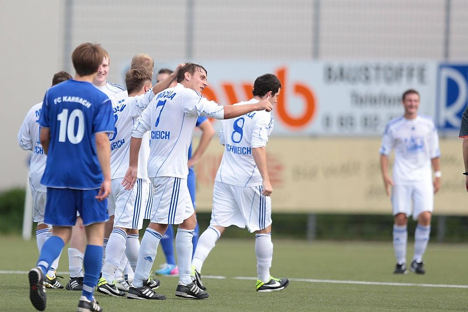 Carsten Reis (Mitte) zeigt mit dem Daumen nach oben: Mit einer tollen Mannschaftsleistung ringt die Mosella den FC Karbach mit 5:1 nieder. Reis markierte dabei sensationelle vier Treffer. TV-Foto: Sebastian Schwarz