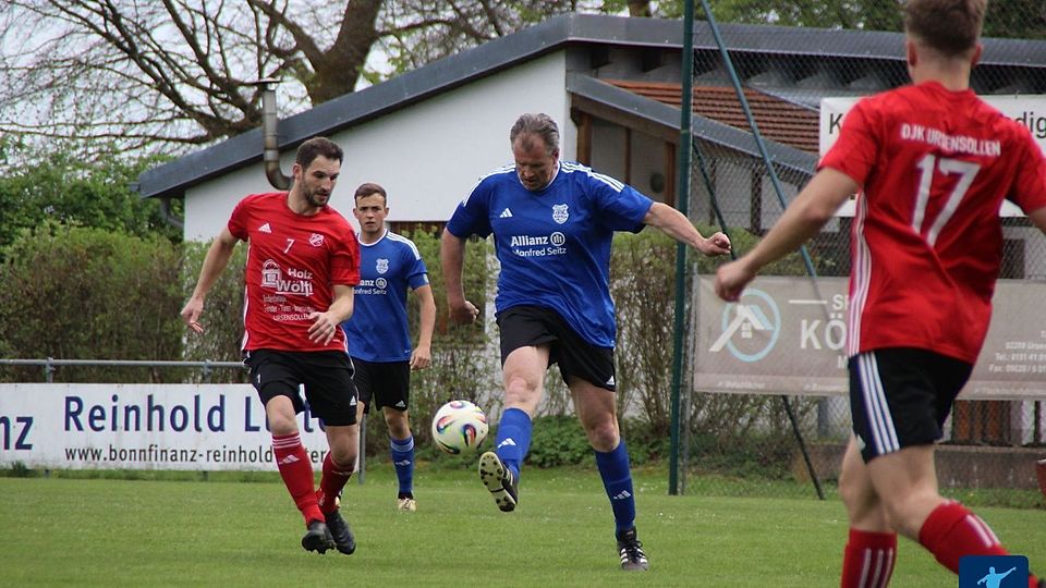 Spielertrainer Thomas Kotzbauer (links in Rot-Schwarz) und seine DJK Ursensollen liessen den Gästen aus Rosenberg (in Blau-Schwarz) beim hohen 8:0 keine Chance.