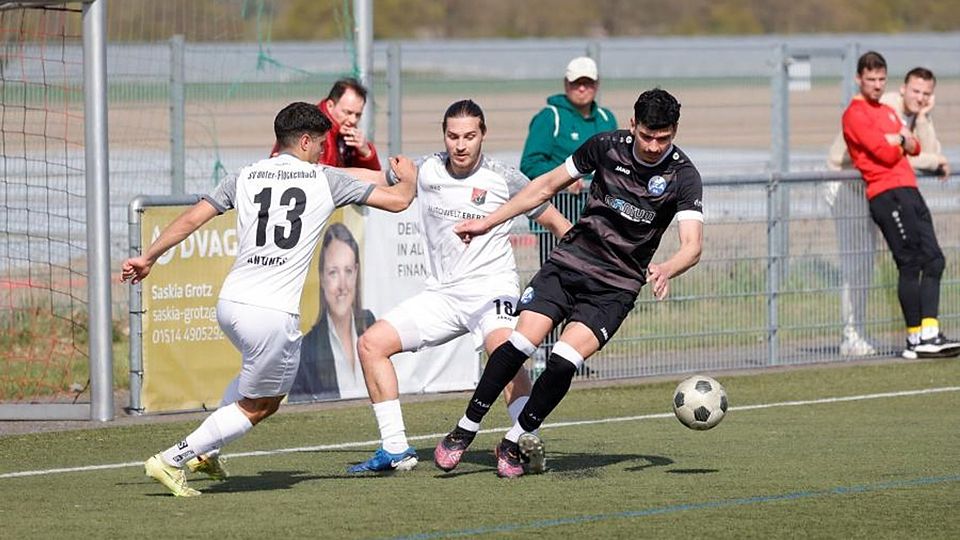 Nach der überraschenden Niederlage bei Schlusslicht FCA Darmstadt (rechts: Gabriel Feth Flauzino) empfängt Verbandsliga-Primus SV Unter-Flockenbach (links: Rafael Antunes, Mitte Luca Kaiser) am Sonntag den FC Kalbach. 	Archivfoto: Peter Henrich
