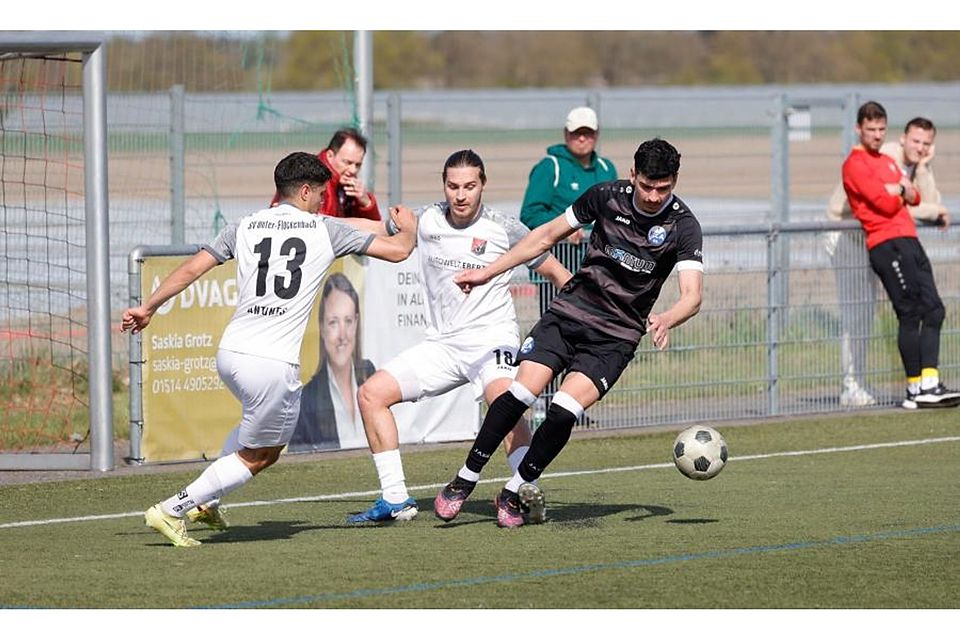 Nach der überraschenden Niederlage bei Schlusslicht FCA Darmstadt (rechts: Gabriel Feth Flauzino) empfängt Verbandsliga-Primus SV Unter-Flockenbach (links: Rafael Antunes, Mitte Luca Kaiser) am Sonntag den FC Kalbach. 	Archivfoto: Peter Henrich