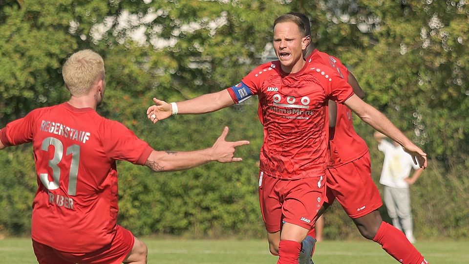 Der Ex-Kapitän von Regenstauf, Sven Leppien, jubelt künftig im Trikot des SV Wenzenbach.