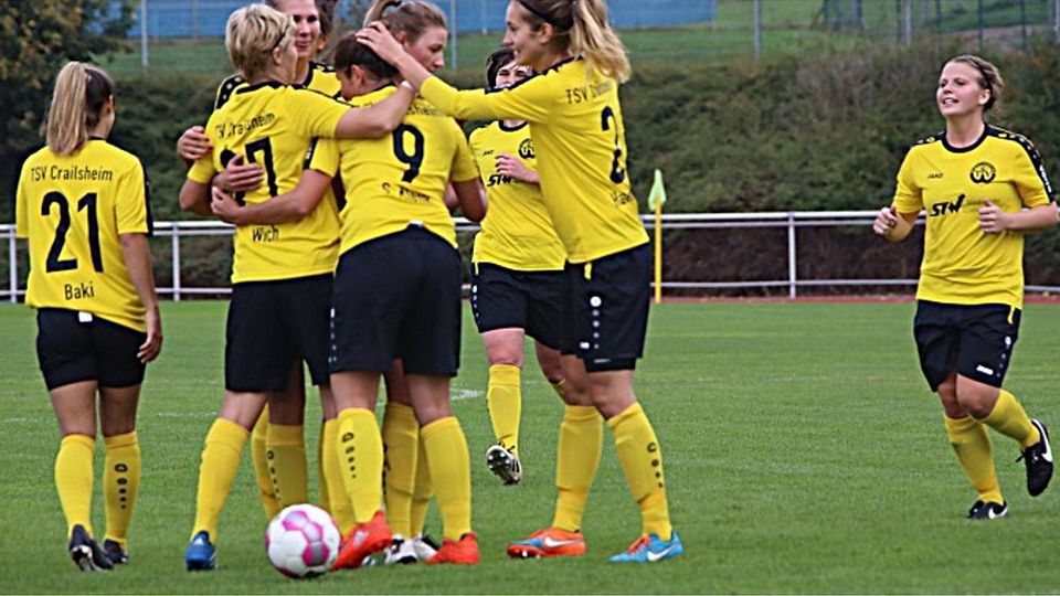 Die Freude ist nicht zu übersehen: Die Spielerinnen des TSV Crailsheim bejubeln gemeinsam das 1:0 von Simone Klenk (Nummer 9) im Heimspiel gegen Wacker München. Melike Baki (Nummer 21) erzielte später das 2:0.  Ric Badal