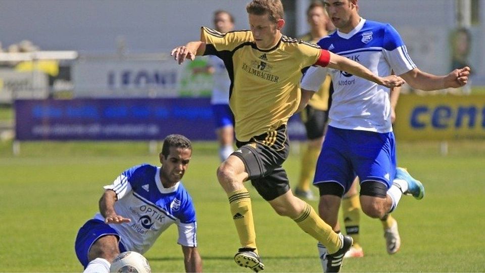 Wenn‘s mal nicht laufen wollte, betätigte sich René Kerschbaum auch als Ankurbler. Hier anno 2014, als die Bezirksliga mit acht Spielen in einem Monat eröffnete und die TSG beim 1:1 gegen Winkelhaid zu kämpfen hatte. F: Giurdanella