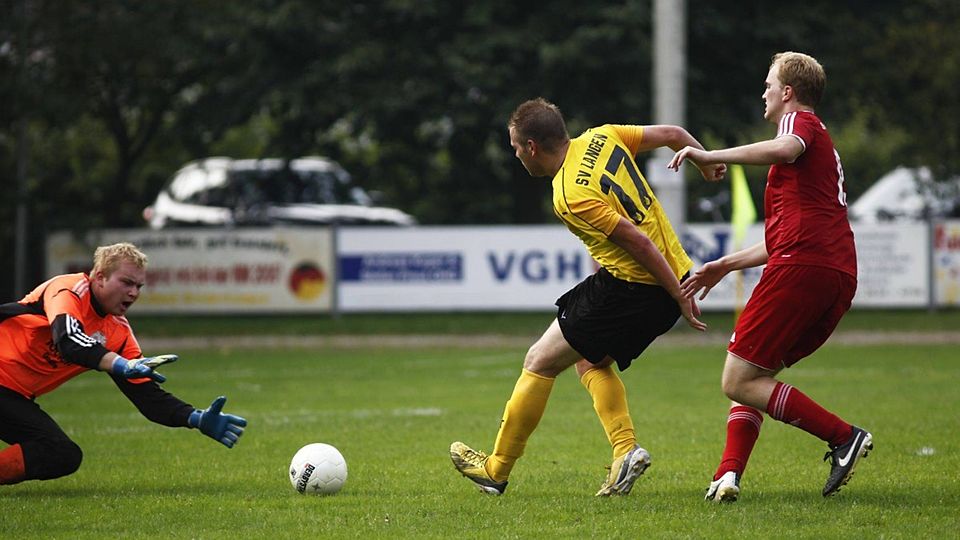 Martin Raming-Freesen (in gelb) erzielte gegen die DJK Geeste am Sonntag vier Treffer. Dennis Konermann (rechts) erwischte am Freitag gegen Salzbergen einen bessern Tag als Sonntag. F: Lars Schröer