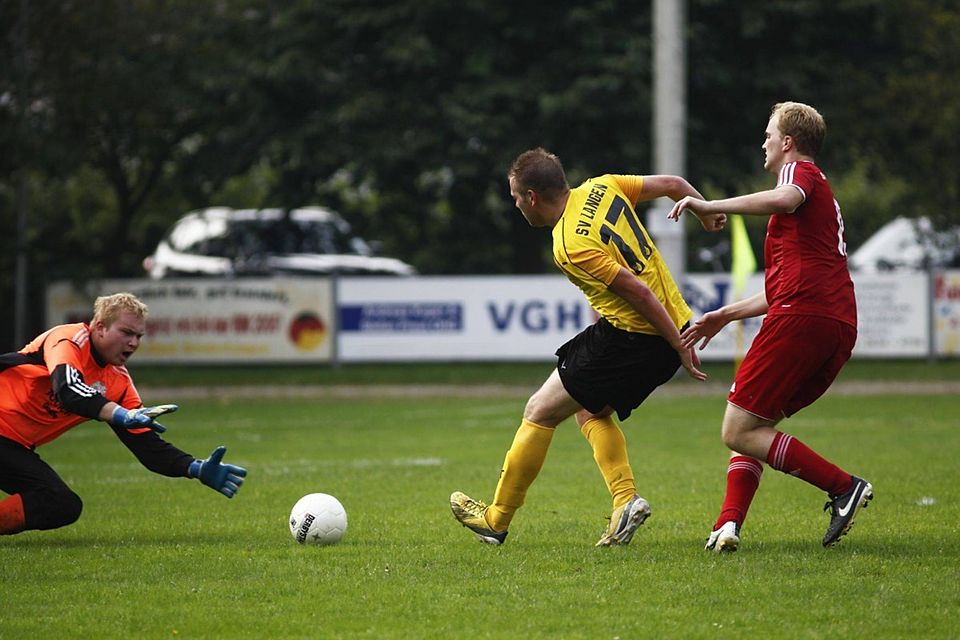 Martin Raming-Freesen (in gelb) erzielte gegen die DJK Geeste am Sonntag vier Treffer. Dennis Konermann (rechts) erwischte am Freitag gegen Salzbergen einen bessern Tag als Sonntag. F: Lars Schröer