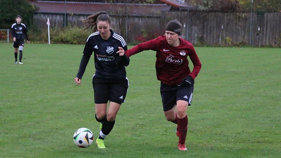 Fußball Saison 2025/26 Bezirksliga Frauen TSV Rott (in Rot) gegen SC Huglfing am 2. November 2025