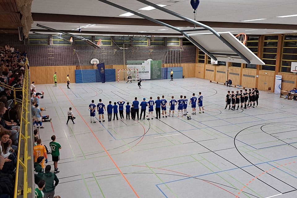 Im Halbfinal-Sechsmeter-Schießen unterlag Titelverteidiger SV Habischried (links) dem SV Bischofsmais.