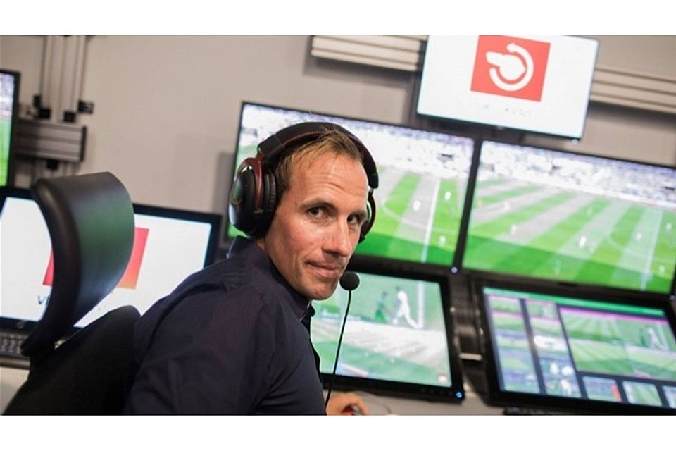 Bundesliga-Schiedsrichter Sascha Stegemann sitzt in Köln in einem Videoassistcenter vor Monitoren. Foto: Rolf Vennenbernd/dpa