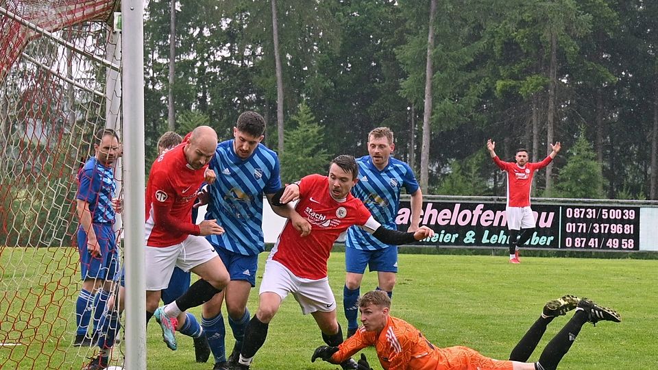 Drin, aber zählt nicht: Das Tor für den FC Inning wurde wegen eines vorangegangenen Foulspiels nicht gegeben. So musste Eittings Keeper Manuel Klinger (orange) nicht hinter sich greifen. 