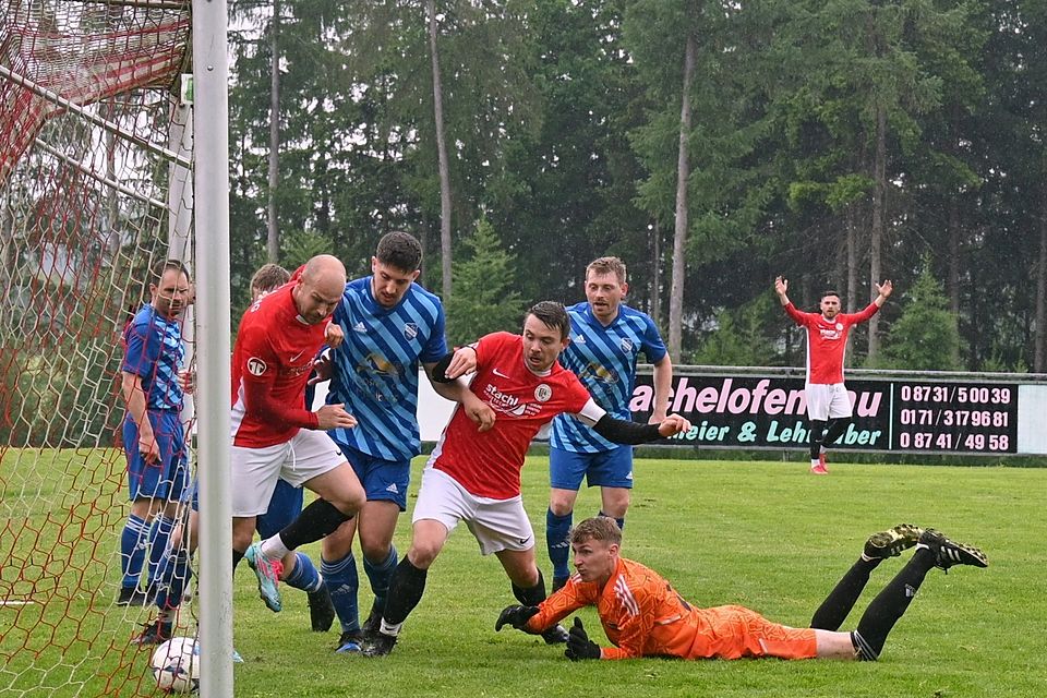 Drin, aber zählt nicht: Das Tor für den FC Inning wurde wegen eines vorangegangenen Foulspiels nicht gegeben. So musste Eittings Keeper Manuel Klinger (orange) nicht hinter sich greifen. 