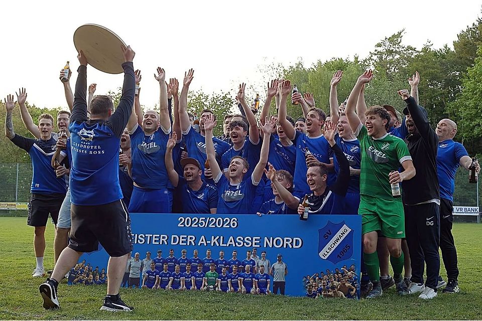 Rauf die Meisterschale: Der SV Illschwang ist Meister der A-Klasse Nord.