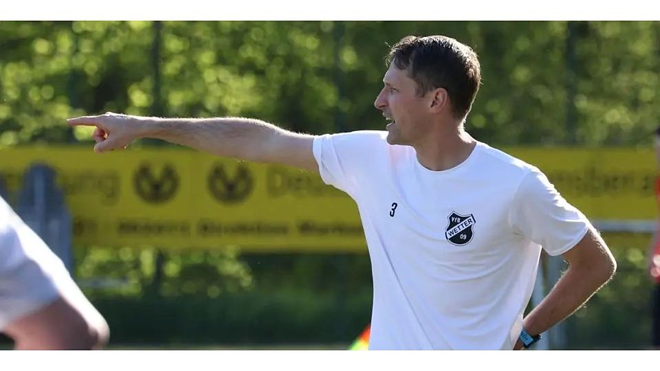 Da geht die Reise hin: Trainer Jens Borawski feiert mit dem VfB Wetter in der Fußball-Gruppenliga einen Sieg bei der SG Eschenburg. (Archivfoto) © Jens Schmidt