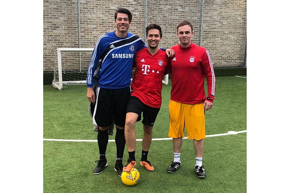In London wieder vereint: (v.l.) Benedict Wahl, Simon Weber und Niclas Wahl, die gemeinsam beim TuS Holzkirchen das Fußballspielen gelernt haben.  Privat