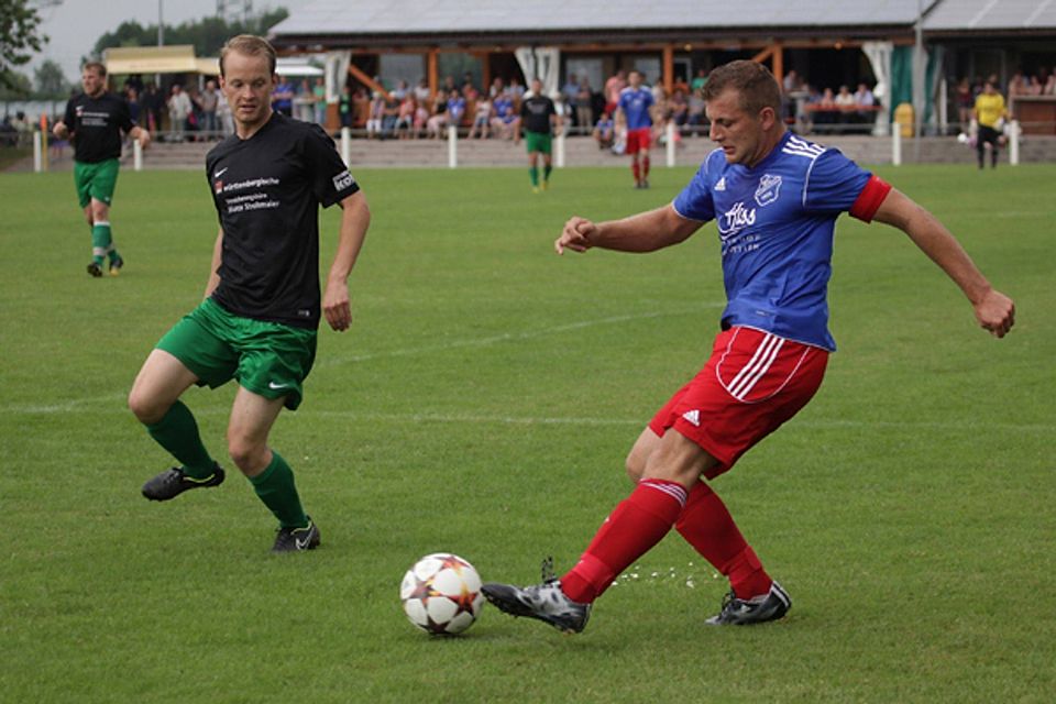 Brachte den SC Eichstetten 1:0 in Führung: SCE-Kapitän Markus Rinklin (rechts). | Foto: Benedikt Hecht