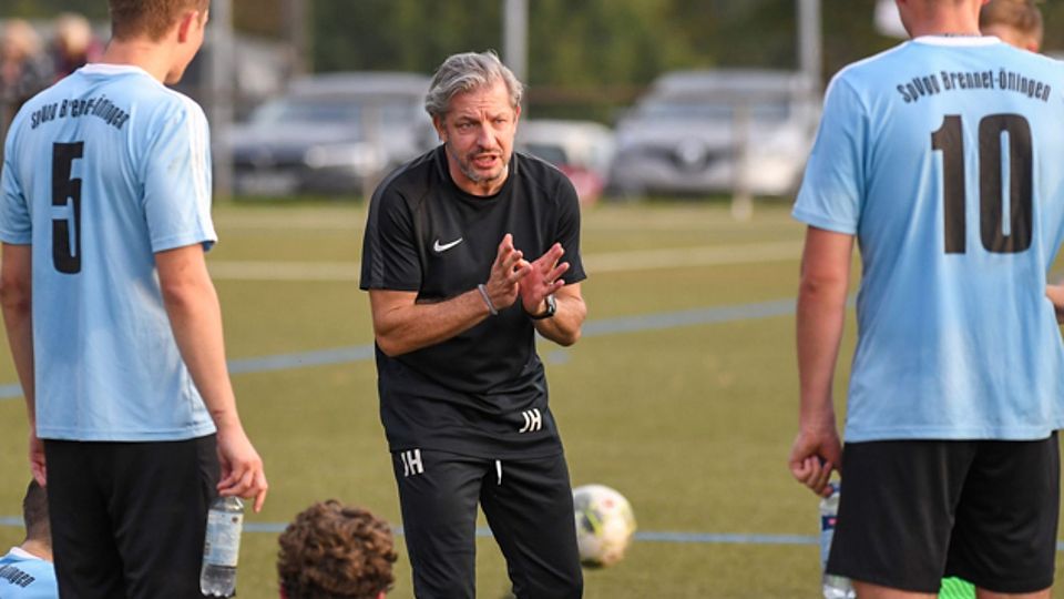 Dieses Bild wird in dieser Saison nicht mehr zu sehen sein: Jörg Heuting, der Trainer der SG FC Wehr-Brennet II, bittet sein Team zur Pausenansprache. | Foto: Gerd Gründl