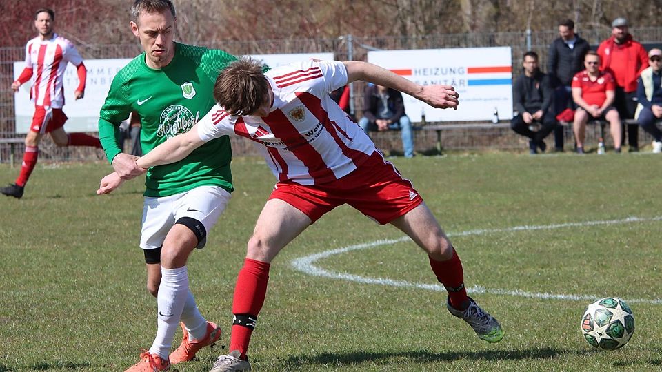 Keine Tore zwischen Zolling und Eichenfeld: Hier kämpfen Niklas Reuter (l., SGE) und Yannis Pflug (SpVgg) ums Leder.