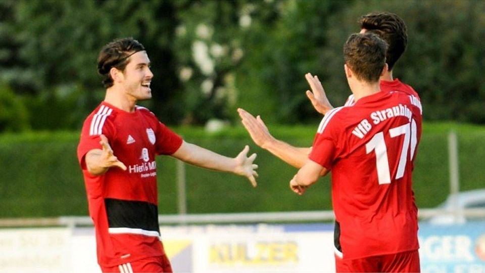 Lucas Altenstrasser (li.) fungiert beim VfB Straubing derzeit als Spielertrainer F: Feldl