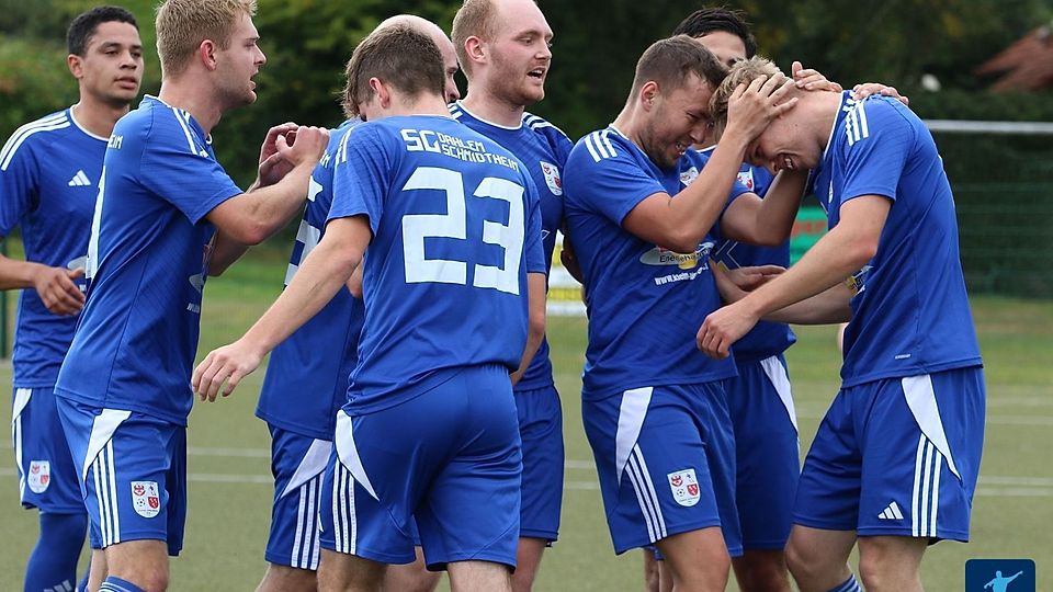 Die Spieler der SG Dahlem-Schmidtheim bejubeln hier das erste Tor gegen Mechernich und später auch den ersten Saisonsieg.