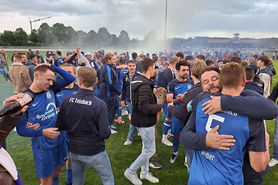 Bei den mitgereisten Teisbacher Fans, die über 90 Minuten lang ihre Mannschaft lautstark angefeuert haben, gab es nach dem Schlusspfiff kein Halten mehr: Im Mittelkreis kamen Mannschaft und Anhänger zusammen und ließen ihren Emotionen freien Lauf...