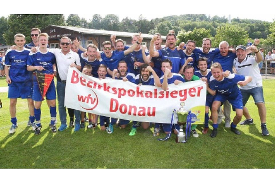 Da ist das Ding: Die Sportfreunde Hundersingen holen sich erstmals in ihrer Vereingeschichte den Fußball-Bezirkspokal Donau und feiern das nach dem 4:2-Erfolg gegen den FV Neufra. Und als Saison-Zugabe gibt es jetzt noch die Relegation. Foto: Thomas Warnack