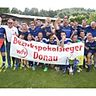 Da ist das Ding: Die Sportfreunde Hundersingen holen sich erstmals in ihrer Vereingeschichte den Fußball-Bezirkspokal Donau und feiern das nach dem 4:2-Erfolg gegen den FV Neufra. Und als Saison-Zugabe gibt es jetzt noch die Relegation. Foto: Thomas Warnack