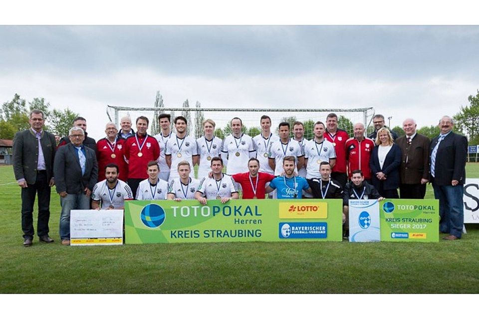 VfB Straubing verteidigt den Titel und holt erneut den Pokal. F: Becherer