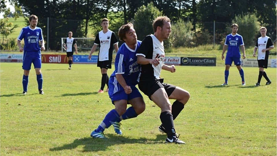 Der FSV Großaitingen will sich wie hier Tobias Harrand (blaues Trikot) dem FSV Wehringen mit aller Macht entgegenstellen und versuchen, den Spitzenreiter zu Fall zu bringen.  Bild: Christian Kruppe