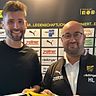 Sebastian Brand (links) wird von Hauptvorstand Harry Loy willkommen geheißen.