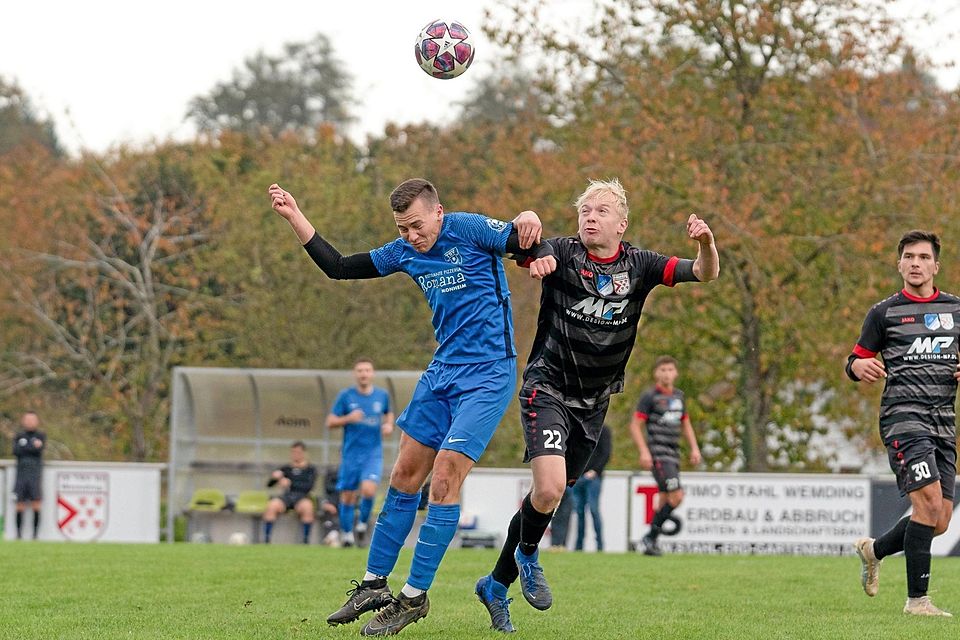 Tim Nikolai (rechs) konnte sich mit der SG Wemding/Wolferstadt im Kellerduell mit dem TSV Monheim (links Dominik Burkhardt) nicht entscheidend durchsetzen. 