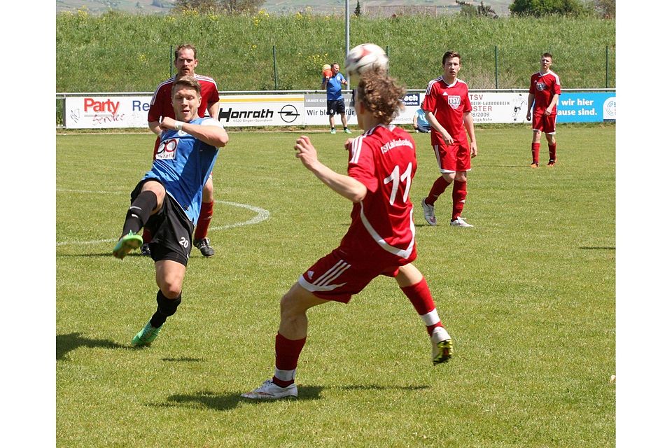 Eintrachtler Julius Oertel hebt den Ball über den Langenlonsheimer Mirco Zipka.	Foto: Mario Luge