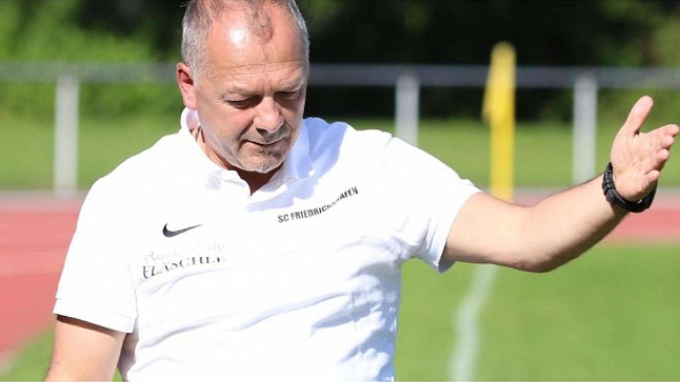 Hakan Sumnulu, Trainer des SC Friedrichshafen, ist nicht zu beneiden. Seine Mannschaft steht weiterhin ganz unten in der Tabelle der Fußball-Kreisliga A2. Foto: Alexander Hoth