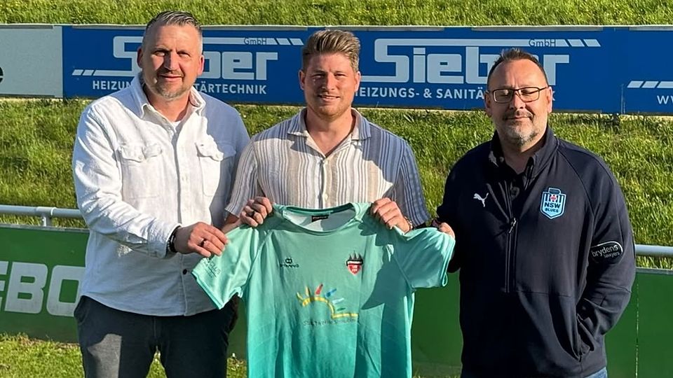 Manager Tom Gabler (li.) und Vorstand Jürgen Brunner (re.) mit Neuzugang Marcel Bauer 