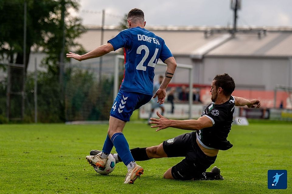 Thomas Ofenmacher (re.) kehrt bei den Rosenheimern zurück in den Kader.