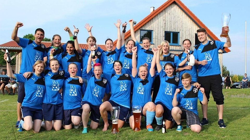 So sehen Sieger aus: Hettenhains Frauen bejubeln den am letzten Spieltag errungenen Kreisoberliga-Titel.