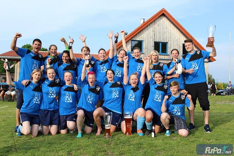 So sehen Sieger aus: Hettenhains Frauen bejubeln den am letzten Spieltag errungenen Kreisoberliga-Titel.